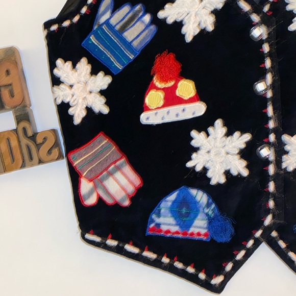 ❄️TAN TRUMS Snowflakes/❄️Hats/Gloves🧤 Vest in Black - Picture 8 of 12